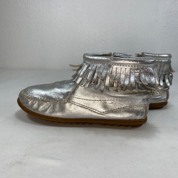 Minnetonka Youth 4 Silver Leather Fringe Zip Moccasins Rubber Sole Outdoor Wear - Picture 7 of 11